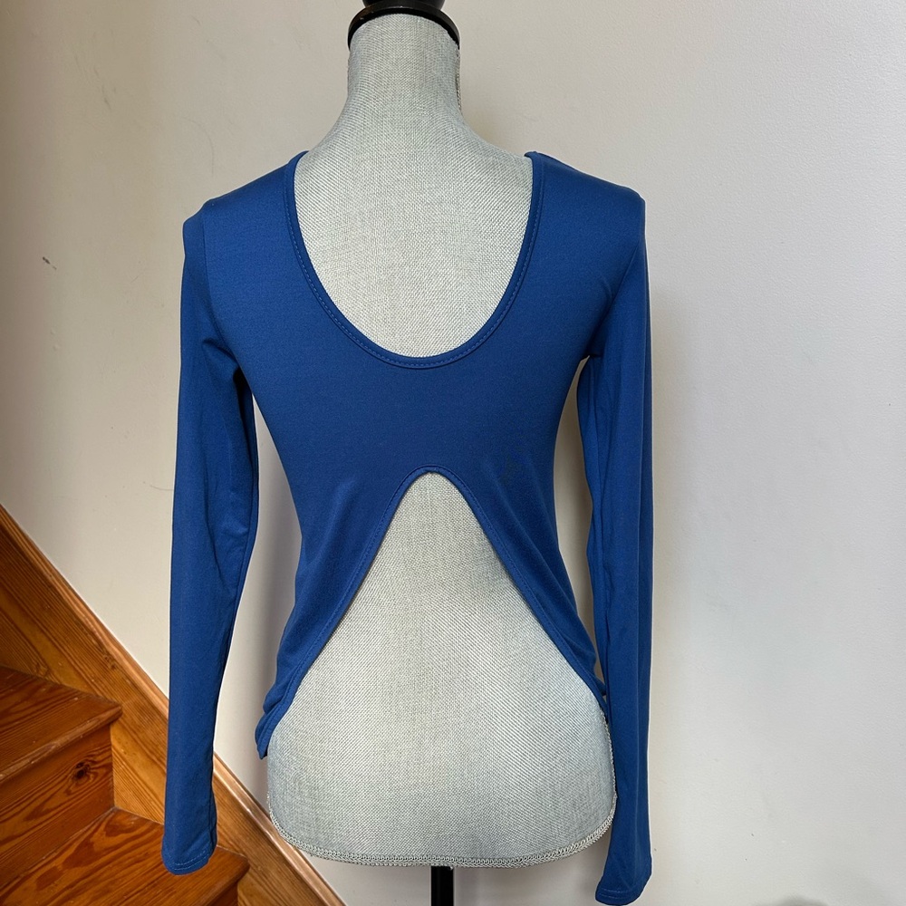 Backless Work Out Top - Picture 2 of 3